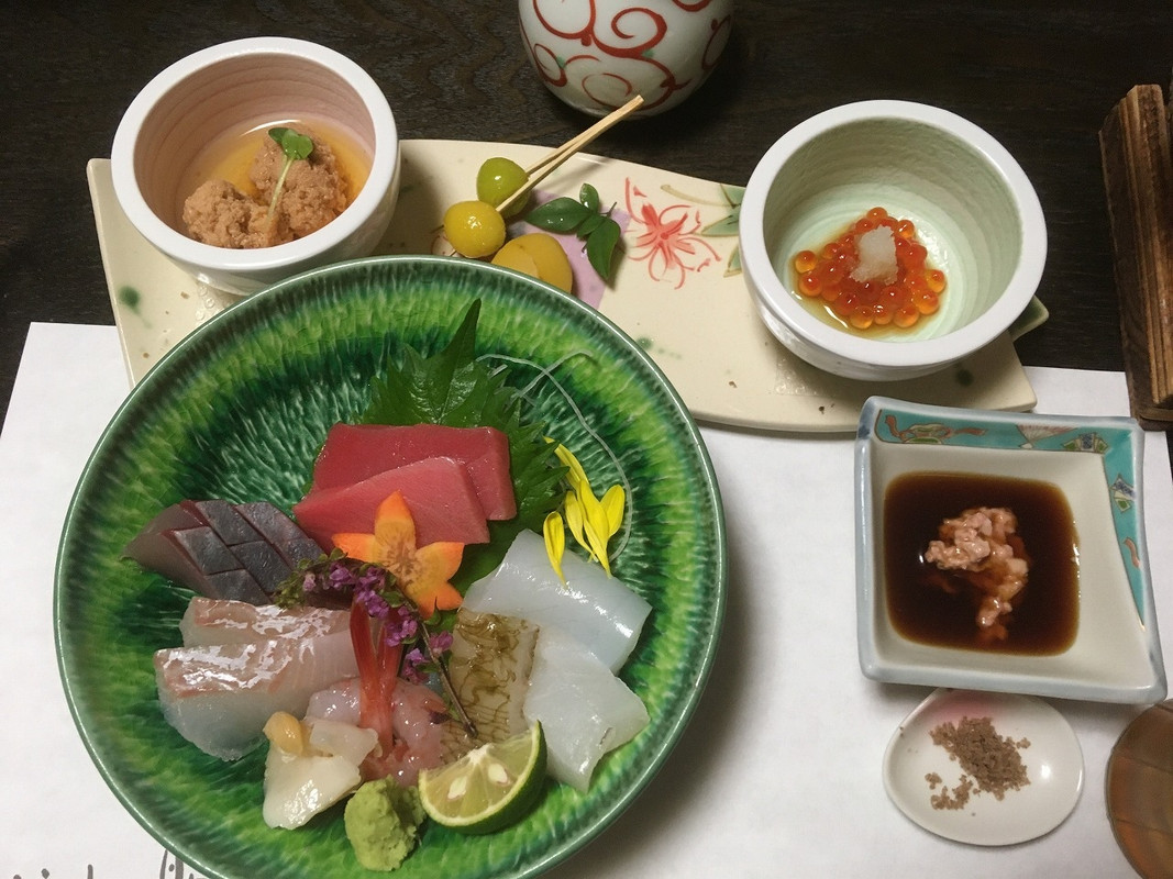 宿自慢の夕食の刺身