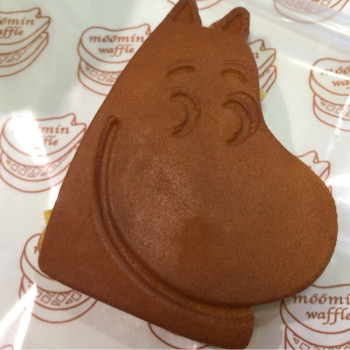 「ムーミンスタンド ユニバーサルシティウォーク大阪店」料理 685409 ムーミンワッフル HOTジャージ牛乳カスタード 277円(税抜き)