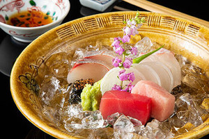 見た目や器も美しい夕食