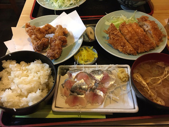 「割烹 ゆず」 料理 74505346 三品ランチ 唐揚げ＋アジ刺身＋チキンカツ 1300円かな？