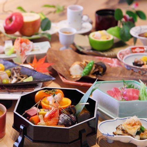 華やかな盛り付けに
心躍る会席料理 / 1