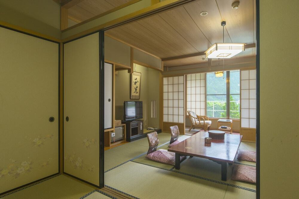 客室内のダイニングエリア