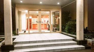 施設の正面 (日没後) / 2