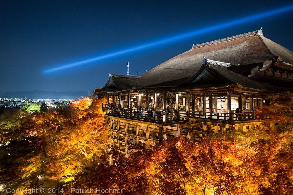 施設の正面 (日没後)