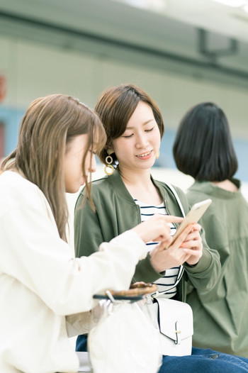 電車乗車イメージ　「撮影協力　札幌市交通局」