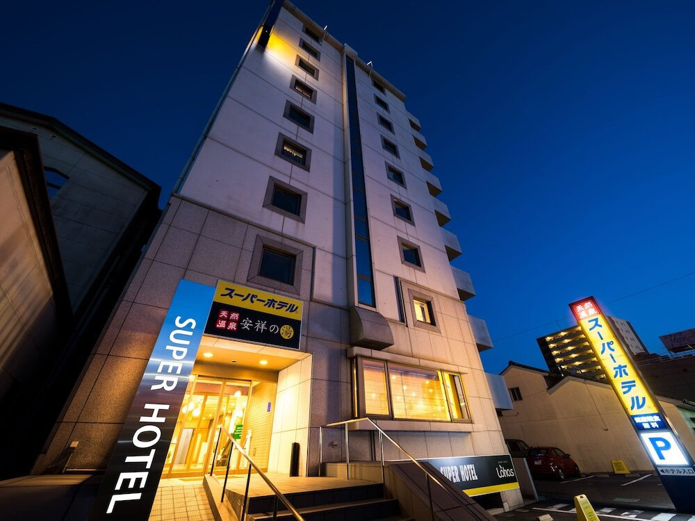 施設の正面 (日没後)