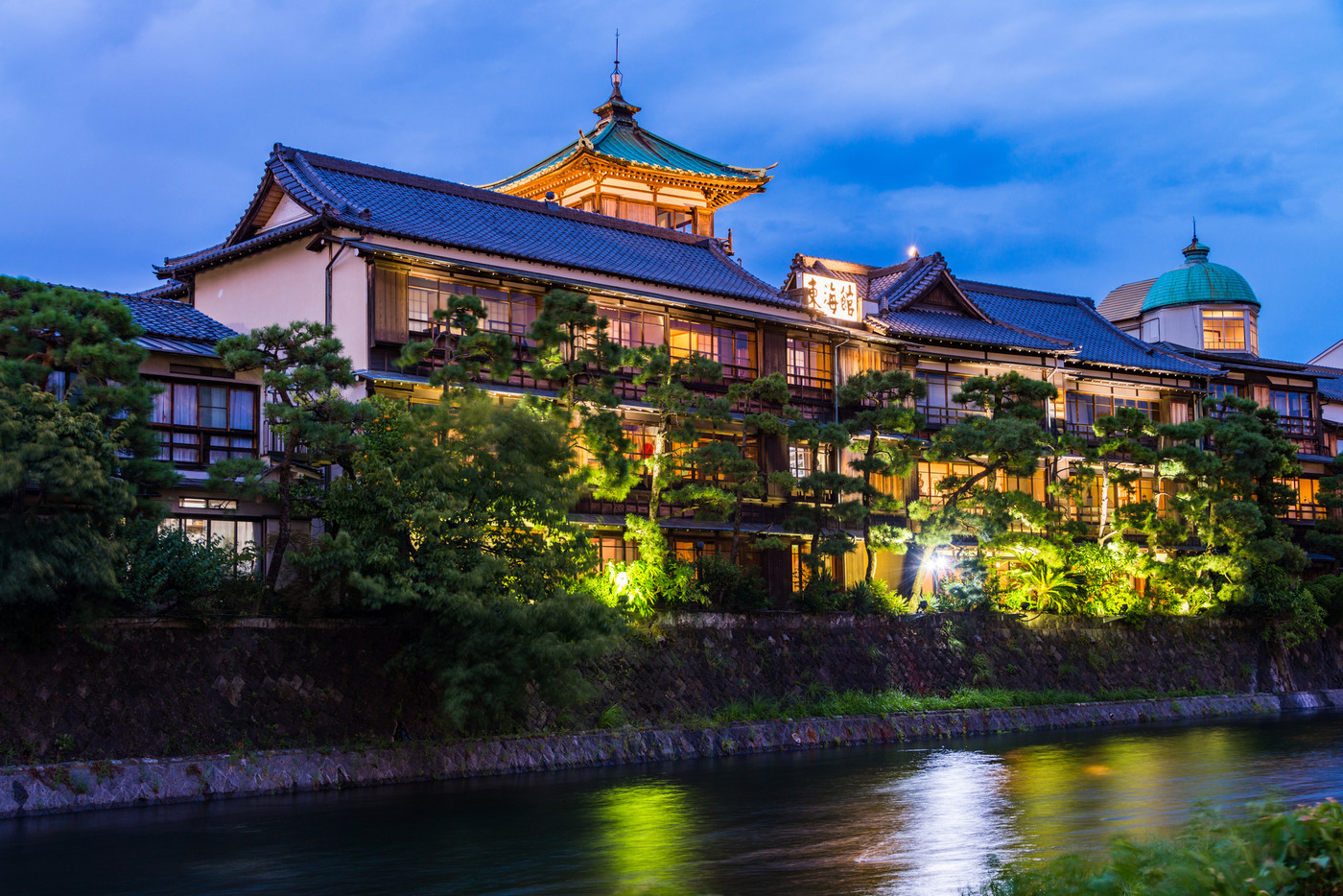 【静岡県伊東市】東海館付近、灯籠の流れ