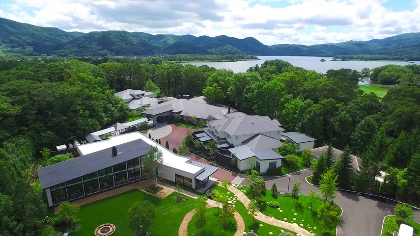 緑に囲まれたホテル外観