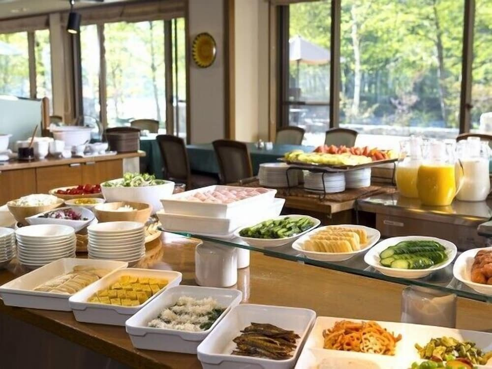 朝は地元の食材を使った和洋ブッフェで元気に3702767
