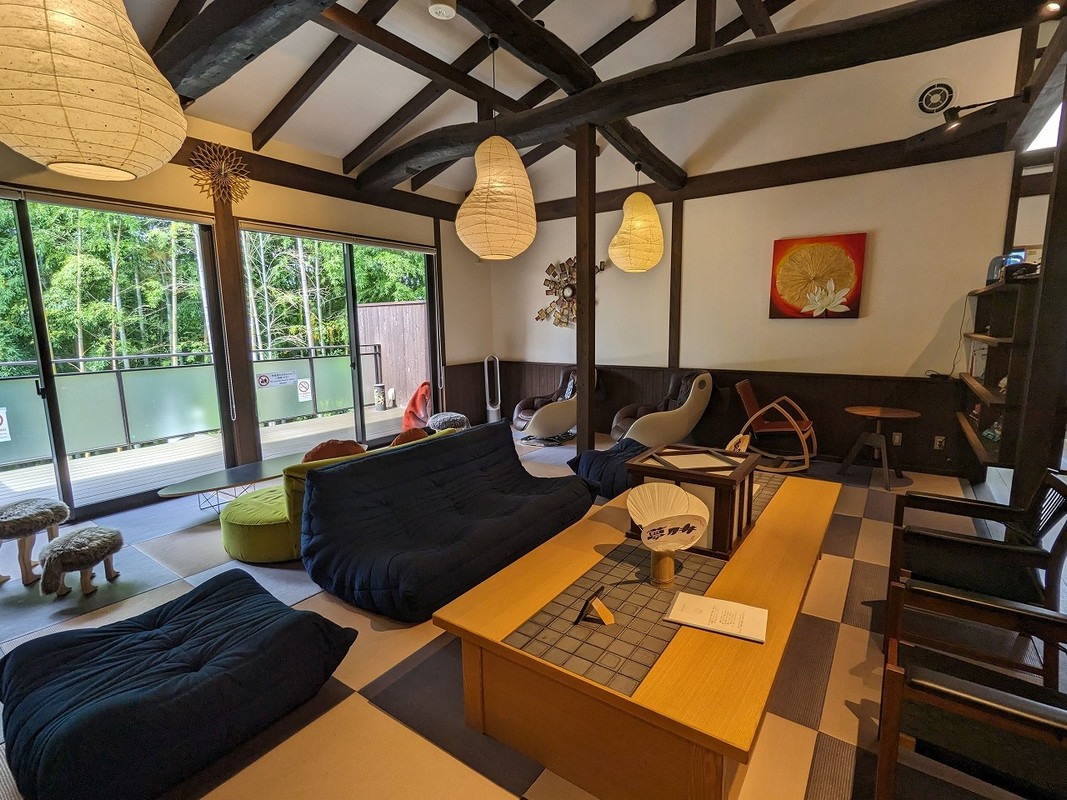 温泉施設前の休憩所