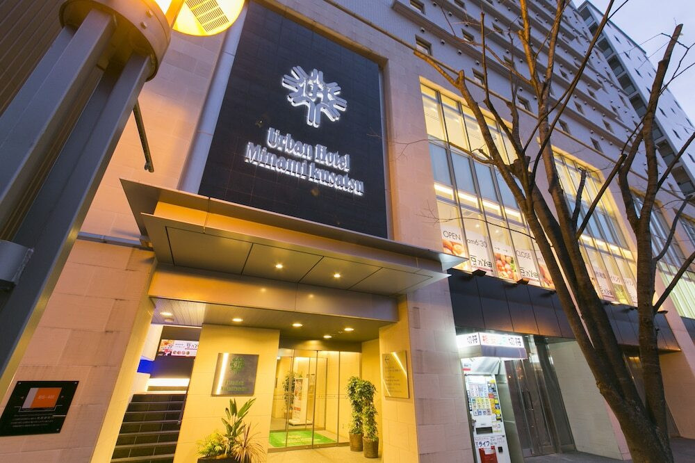 施設の正面 (日没後)