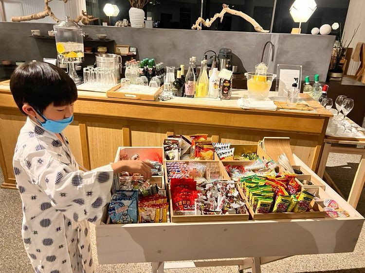 駄菓子がたくさん乗ったワゴン / 1