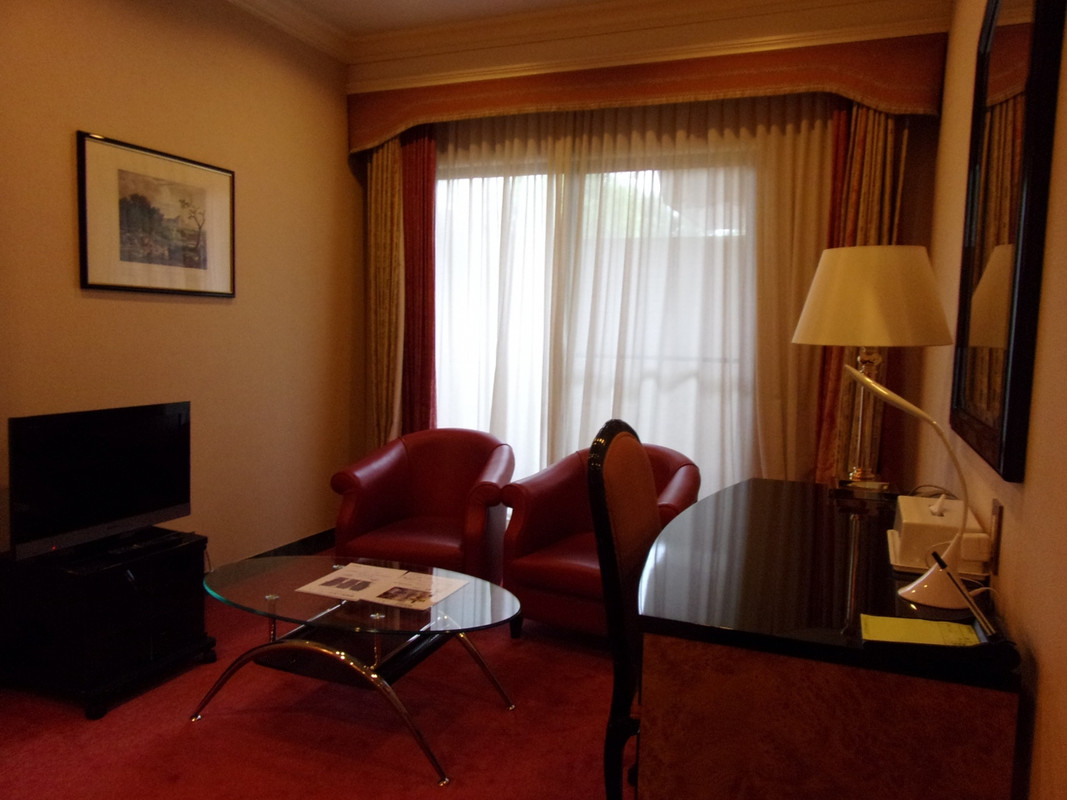 ソファーとテレビ。