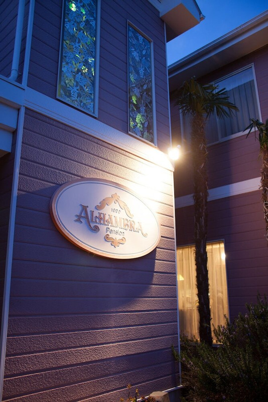 施設の正面 (日没後)