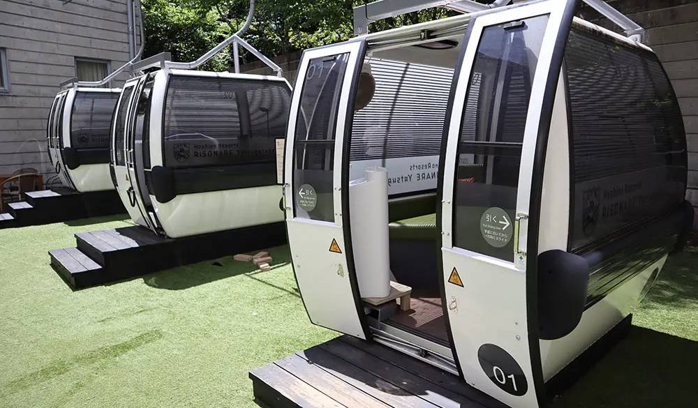 通りには実際にスキー場で使用されていたゴンドラが「テレワークゴンドラ」として置かれています。ホテルステイの合間のお仕事もちょっぴり非日常感♪