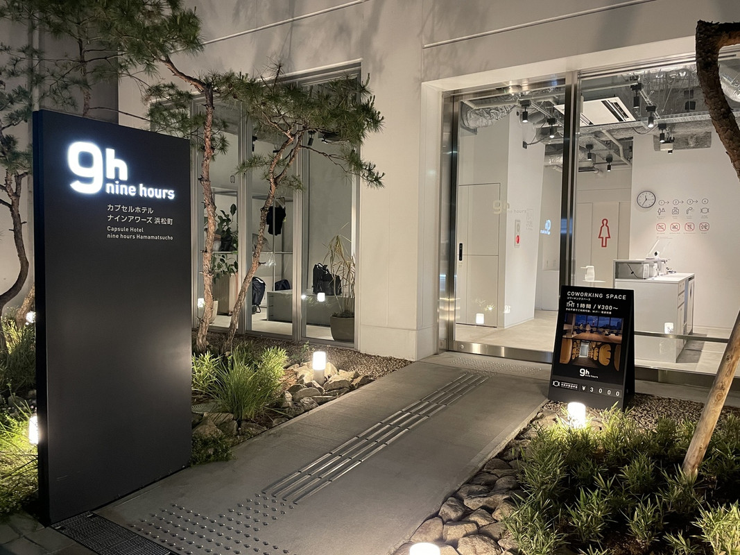 外観。大きな荷物はこのコンシェルジュ横のスペースに置くようで