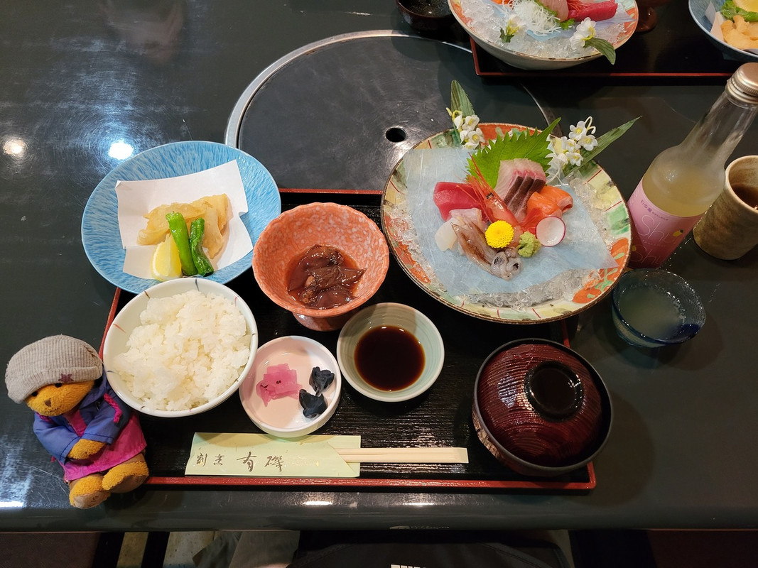 夕食はお刺身膳　旬のホタルイカもしっかりありました