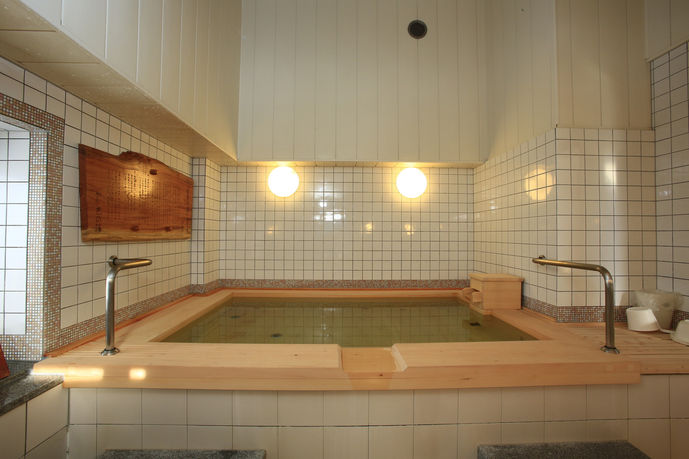 駅近ながら、ヒノキ風呂の大浴場が設置されたホテル3996624