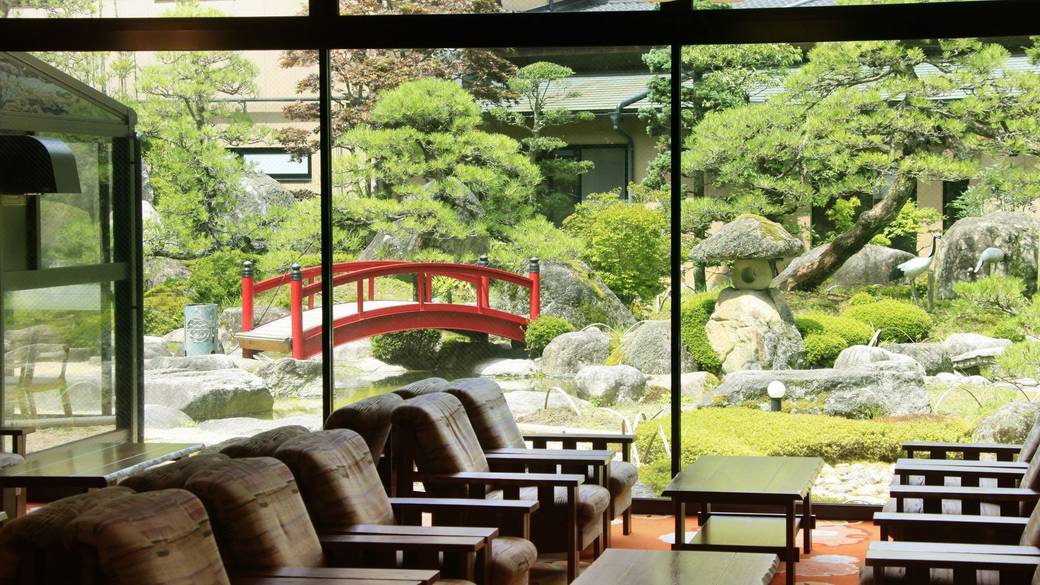 ロビーから見える日本庭園 / 1