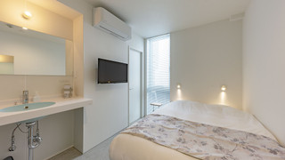 ベーシック ダブルルーム ダブルベッド 1 台 (チェックインは22時30分まで) 禁煙