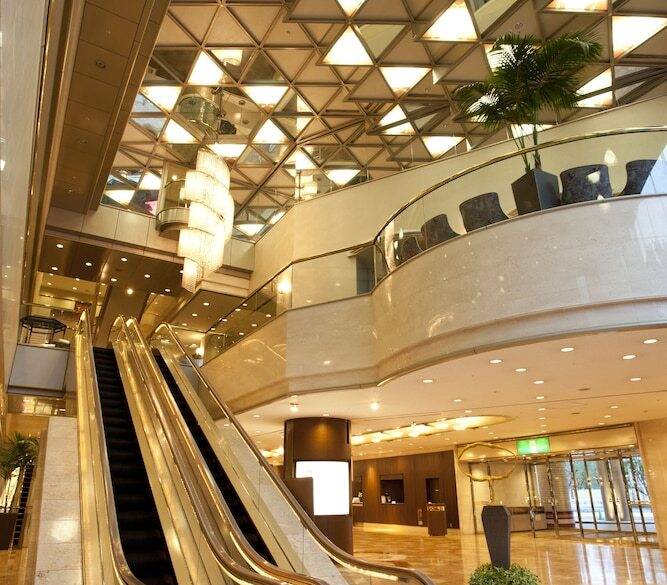 吹き抜けロビー / 1