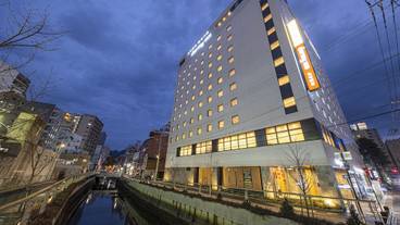 施設の正面 (日没後) / 1