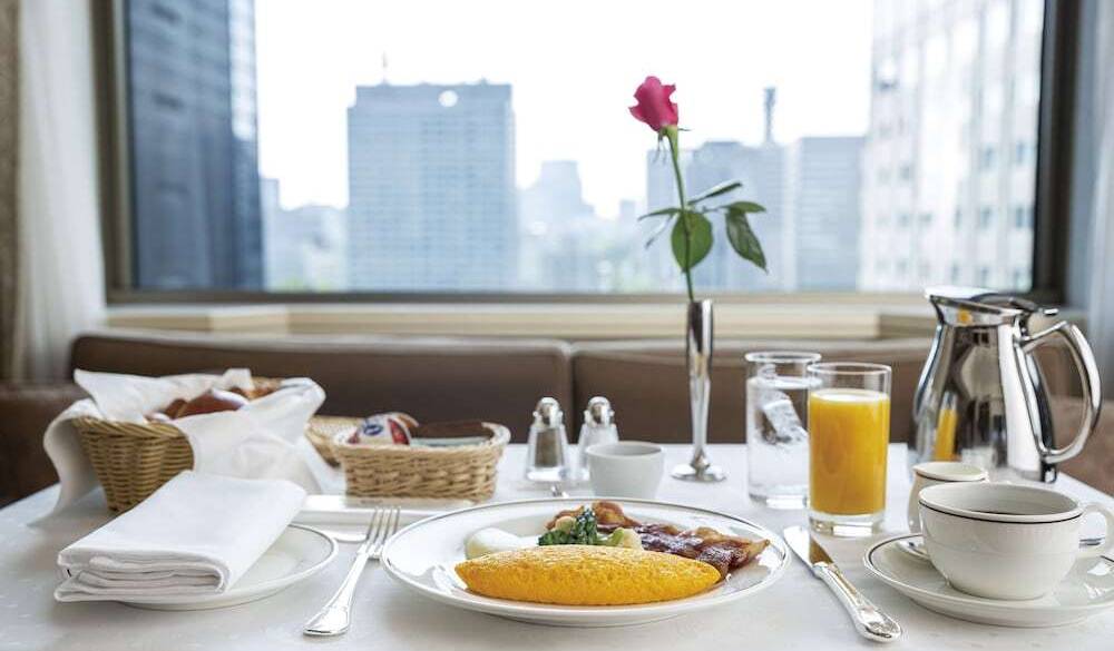 ルームサービスで
贅沢な朝食を / 1