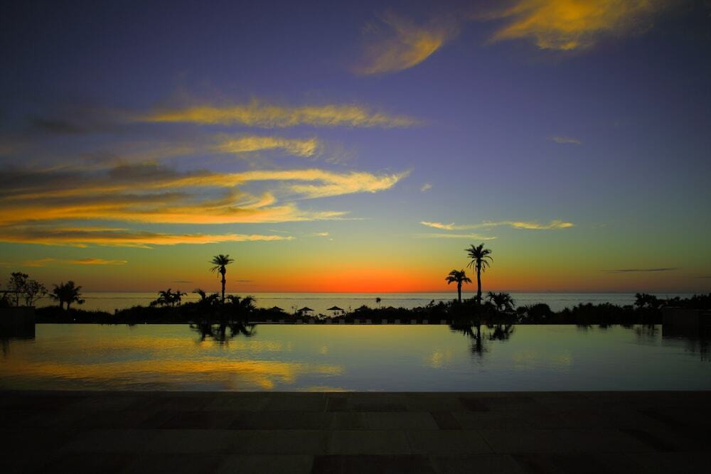 プールでお部屋でレストランで…絶景ビーチを2人占めできるホテル3420395