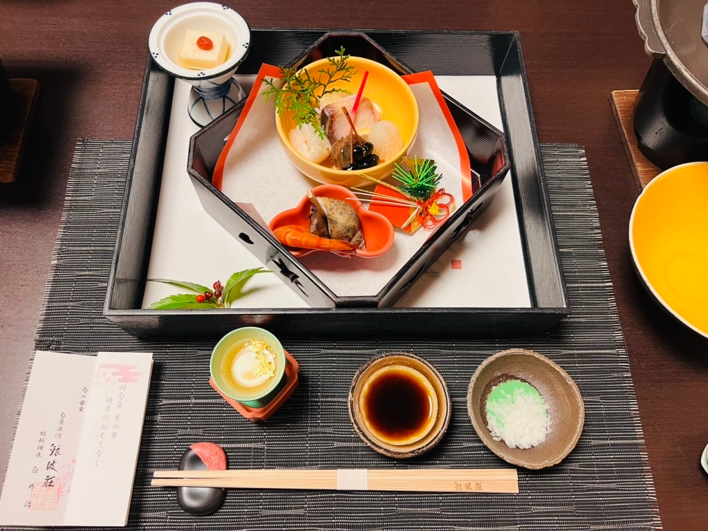 「銀波荘」 料理 230216579 蟹真薯・小鯛押し寿司・バイ貝の旨煮・鰤柚庵焼き・黒豆松葉・烏賊松笠・牛八幡巻き・海老芝煮