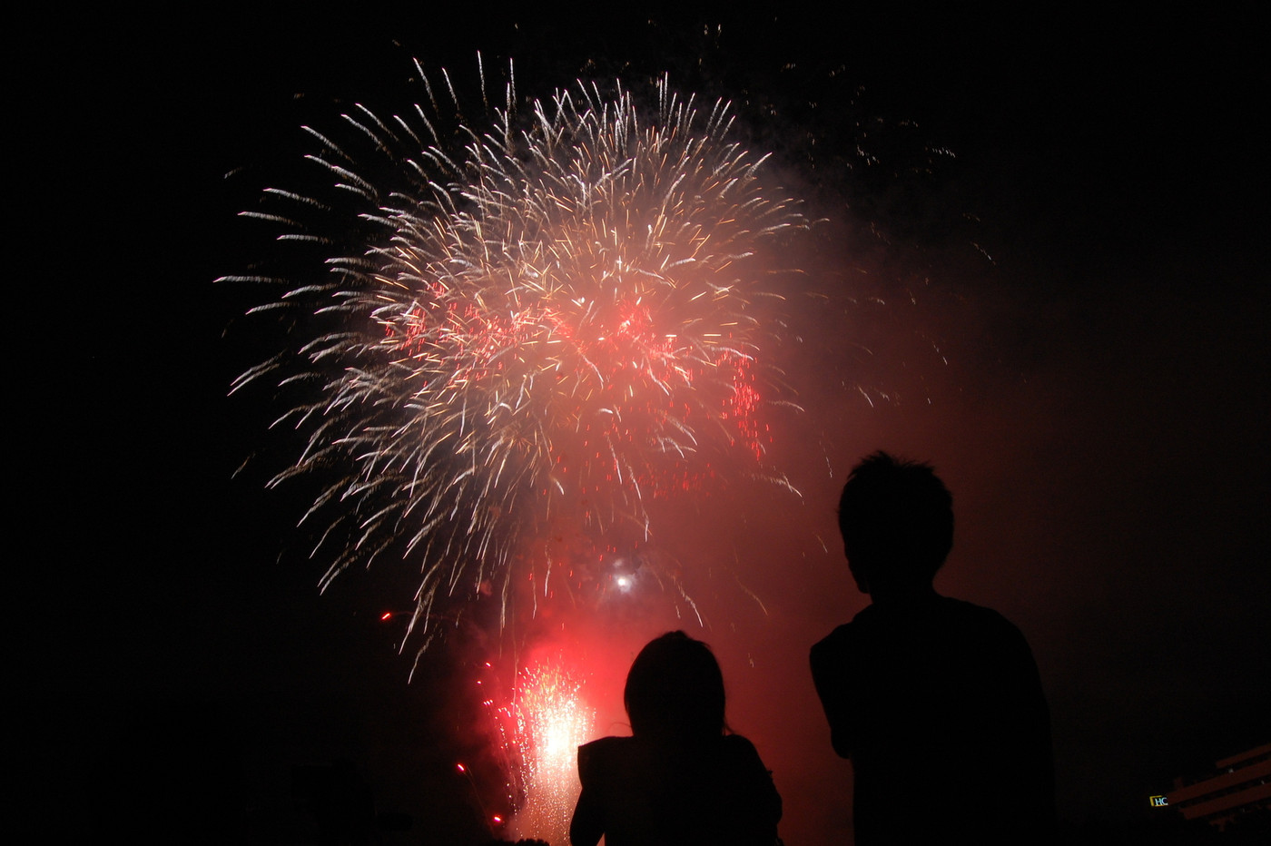 花火とカップル