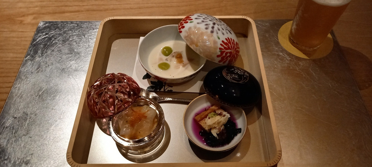 夕食は八寸はら始まりスイーツまで11品ほど