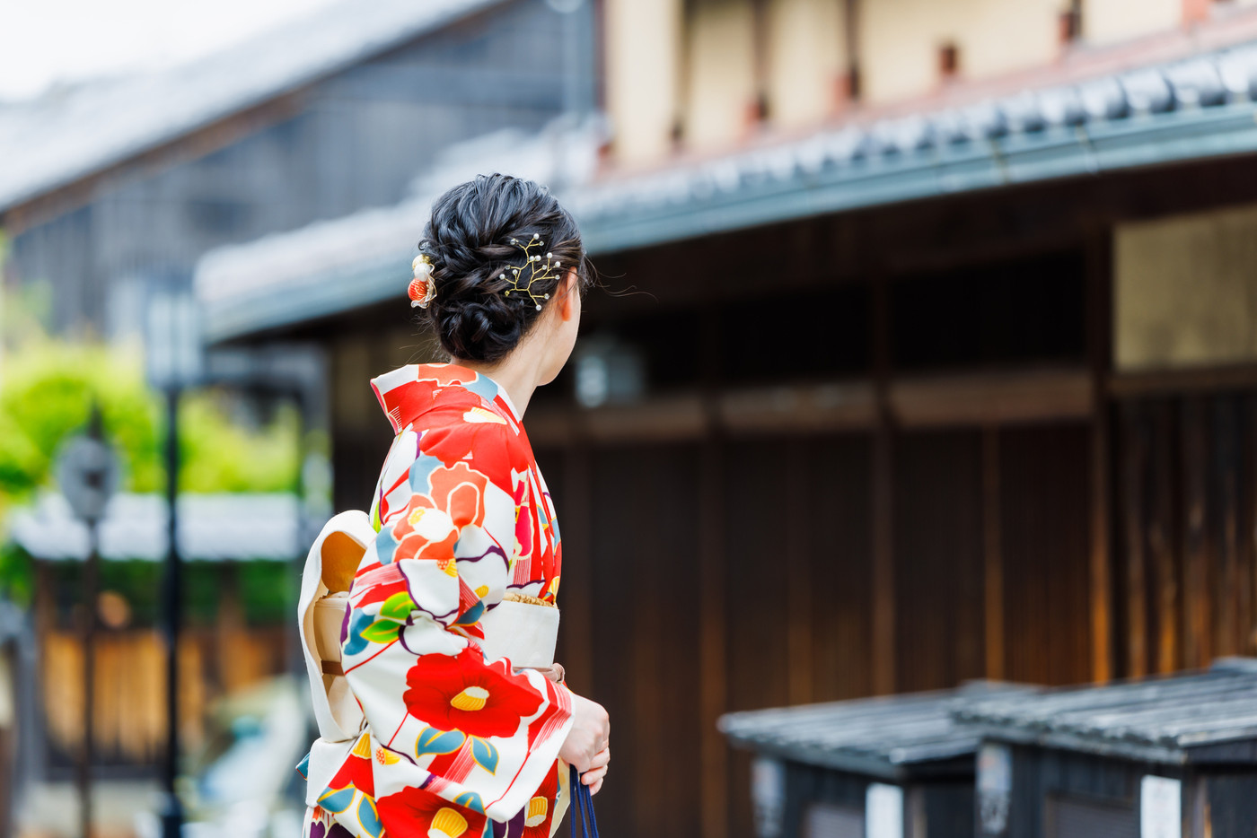 京都の街並みを歩く着物姿の女性