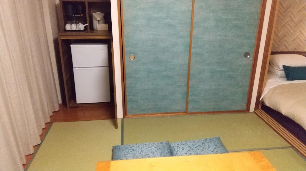 空の冷蔵庫あり