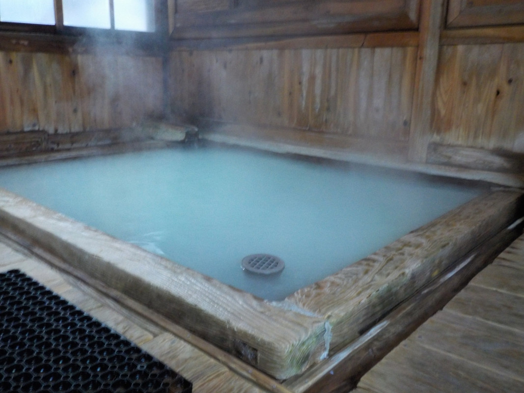 湯小屋内の温泉