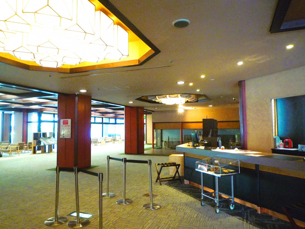 １階　ロビーは豪華で落ち着いた雰囲気