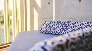 スタンダード ルーム キングベッド 1 台 リバービュー (Furnished Balcony)