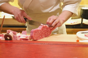「にくの匠 三芳」 料理 49432918 カウンター目の前でカット