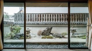 和室 (小さな庭付き)