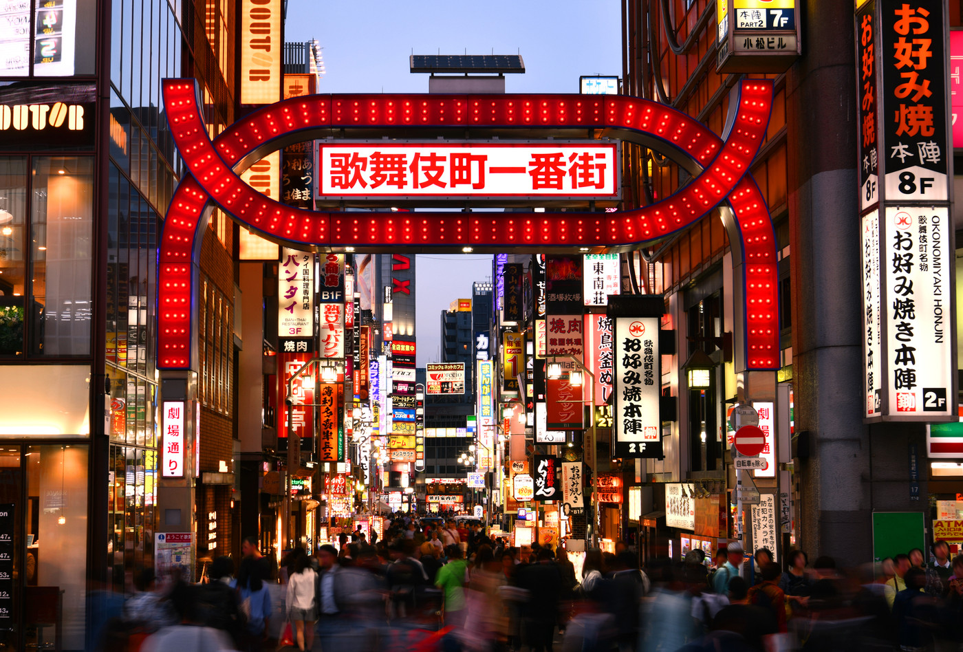 日本の東京都市景観　歌舞伎町を望む（夜景）