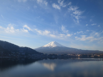 If you're traveling as a couple, we recommend Lake Kawaguchi in Yamanashi! 3400733