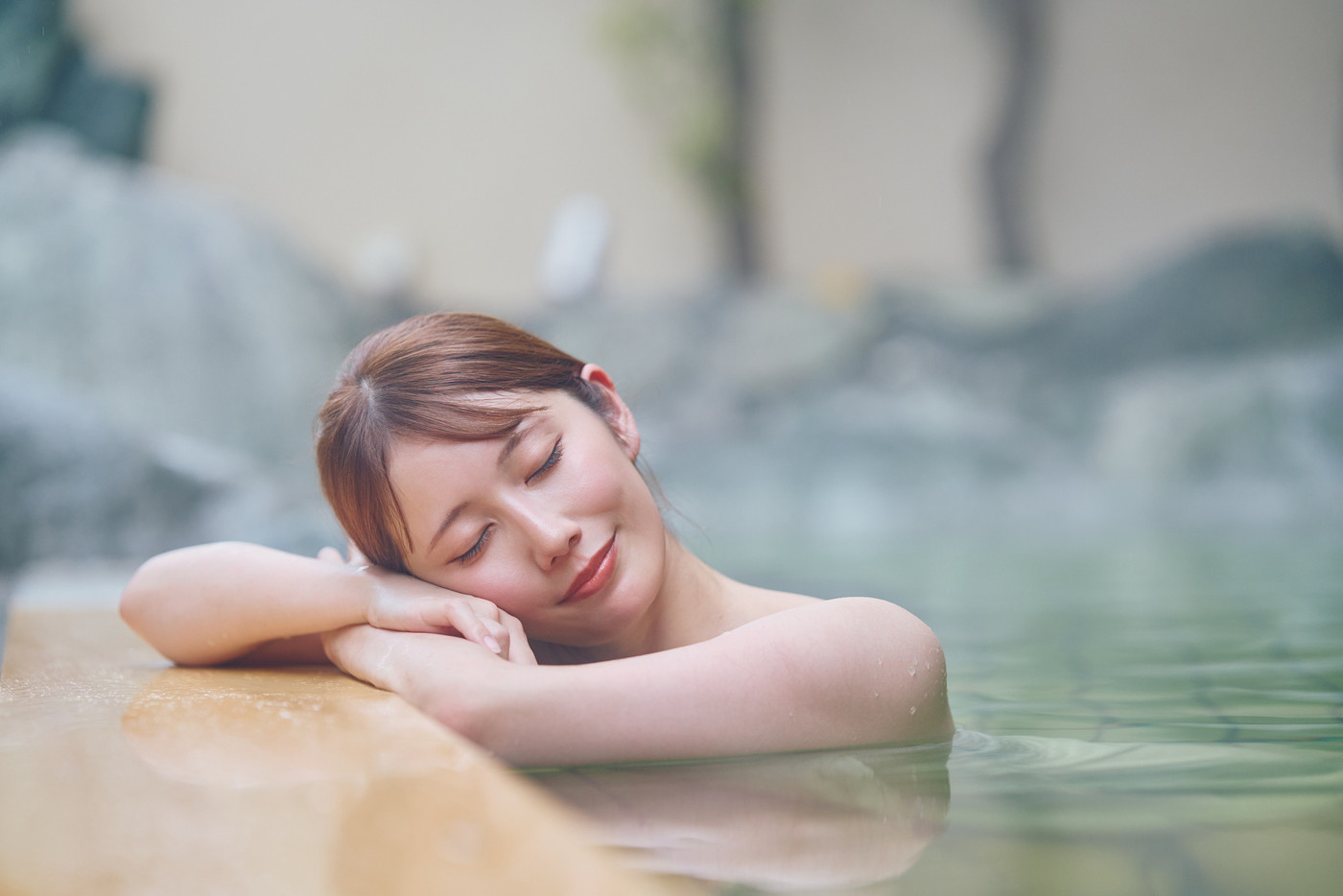 のんびり露天風呂に入る若い女性 撮影協力・白玉の湯 泉慶