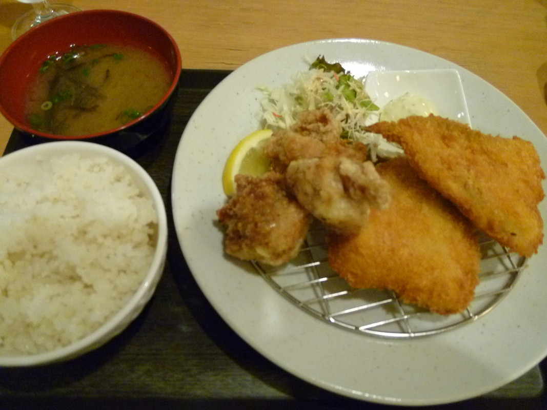 夕食のアジフライと唐揚げ定食