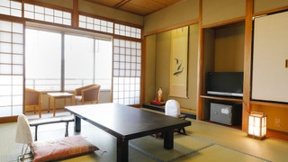 [湖側] 10畳和室 (2022年4月1日より完全禁煙)