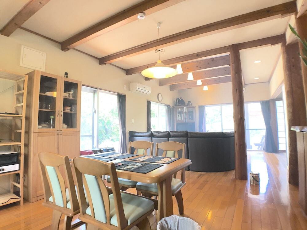 客室内のダイニングエリア