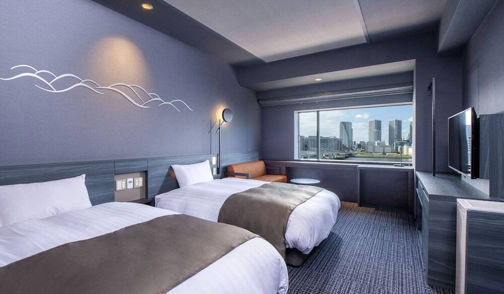 コンセント類は枕元に集中 / 2