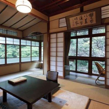 職人技の細工が施された、レトロな趣の和室3434192