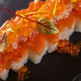 イクラ乗せサーモン押し寿司 / 1