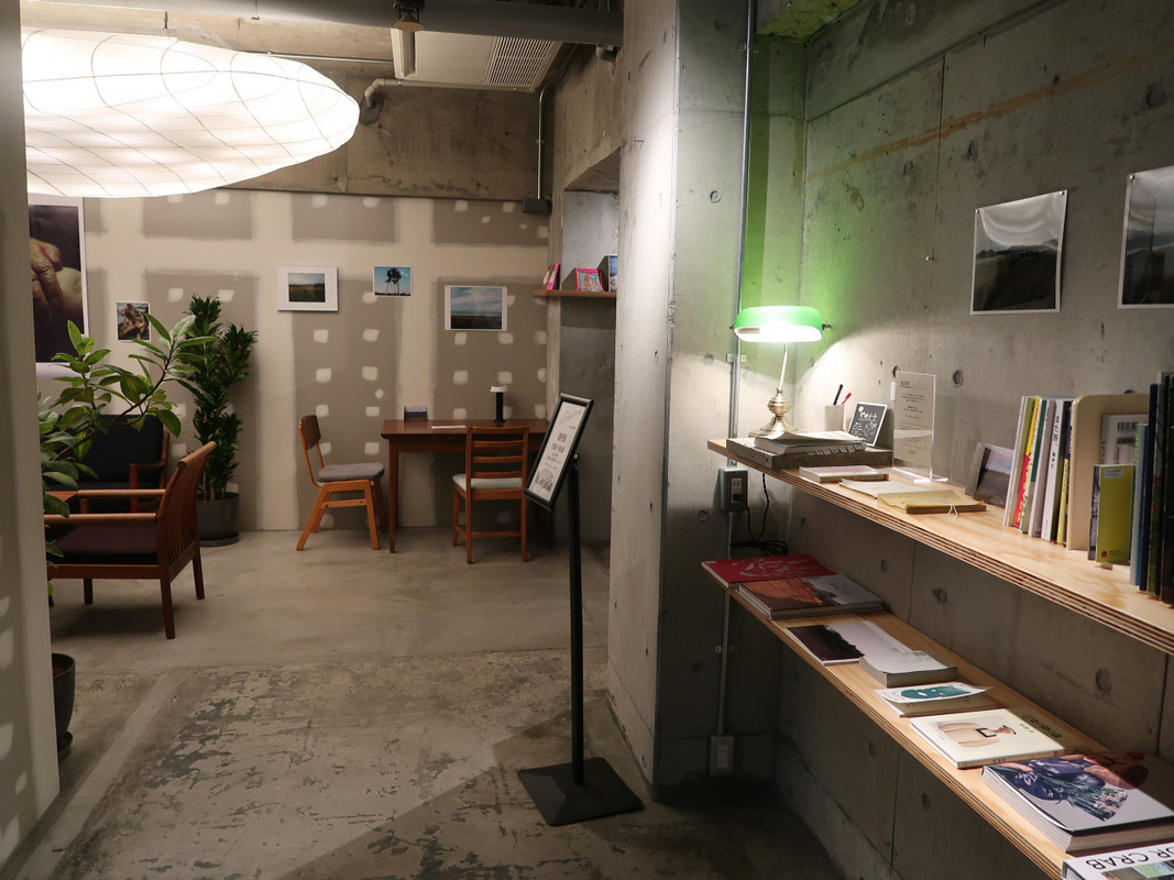 二階にあるカフェ兼ラウンジは、雰囲気も...、