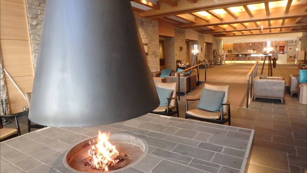 おしゃれな雰囲気の暖炉ラウンジ / 1