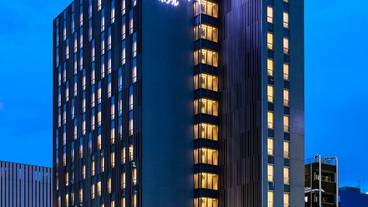 施設の正面 (日没後) / 4